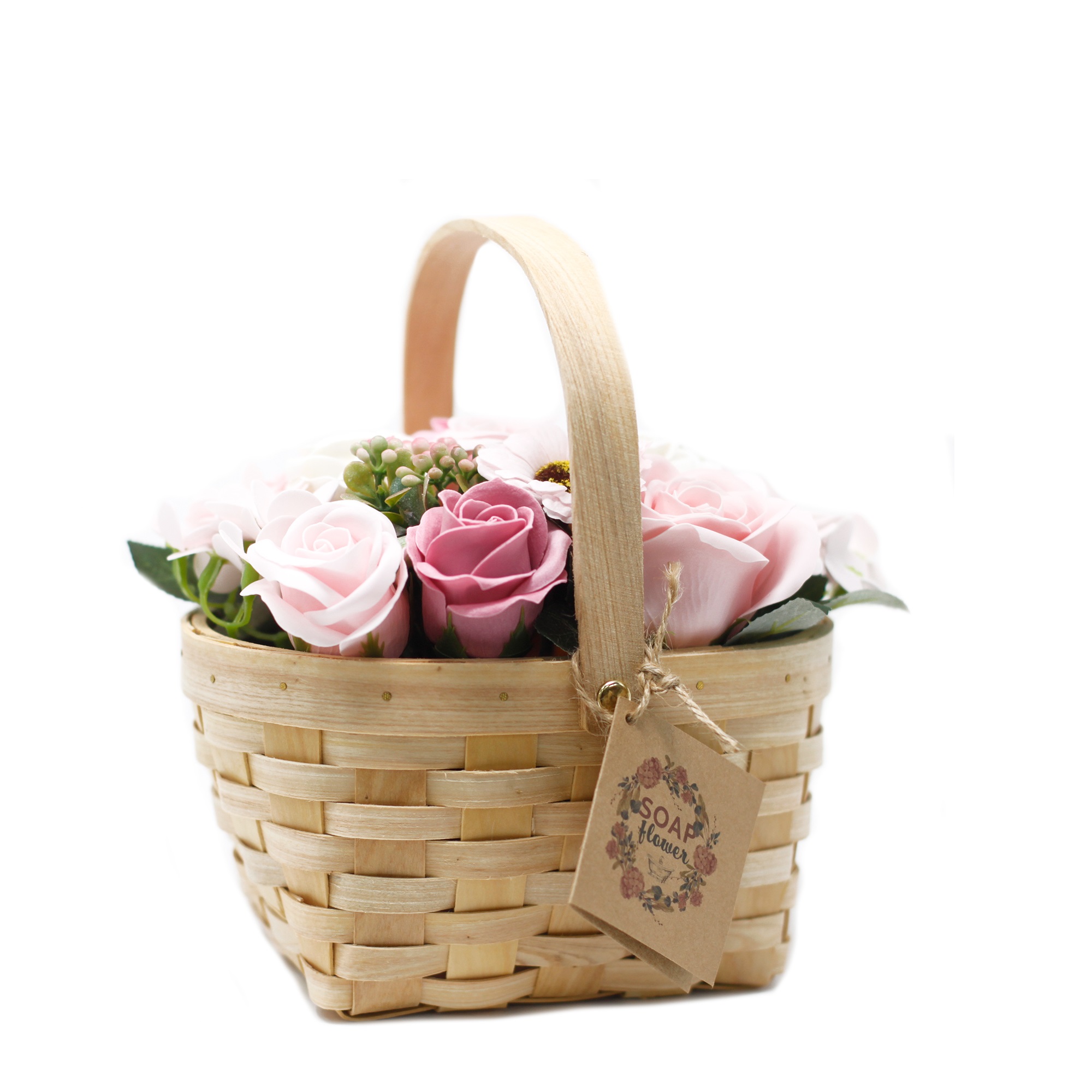 Ružové kvety v prútenom košíku 
