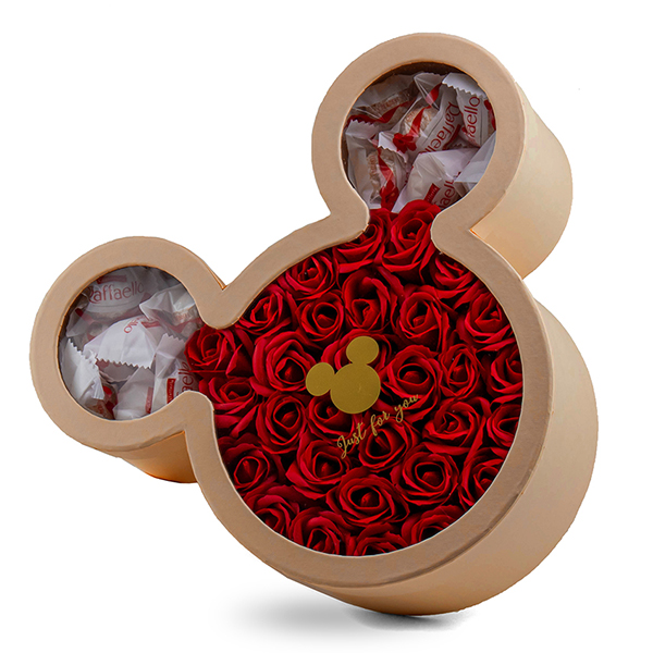 Zlatý Mickey box s červenými ružami a bonbónmi raffaello