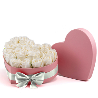 Srdcový box s bielymi ružami (18ks)