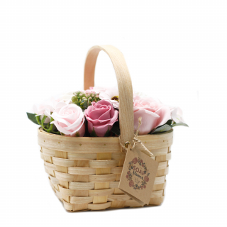 Ružové kvety v prútenom košíku 